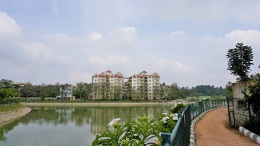 Bangalore, Karnataka, Hindistan: 23 Nisan 2022: BBMP Kalena Agrahara Gölü 'nün güzel manzarası. Yedi dönüm araziye tatlı su ve yoğun yeşil göl serpiştir. MPLADS fonuyla Nirmala Sitharaman tarafından yenilenmiş. MP Yerel Alan Geliştirme Şeması.