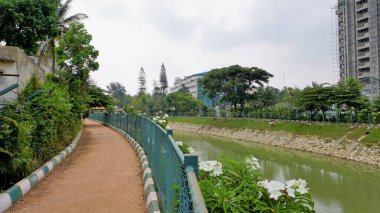 Bangalore, Karnataka, Hindistan: 23 Nisan 2022: BBMP Kalena Agrahara Gölü 'nün güzel manzarası. Yedi dönüm araziye tatlı su ve yoğun yeşil göl serpiştir. MPLADS fonuyla Nirmala Sitharaman tarafından yenilenmiş. MP Yerel Alan Geliştirme Şeması.