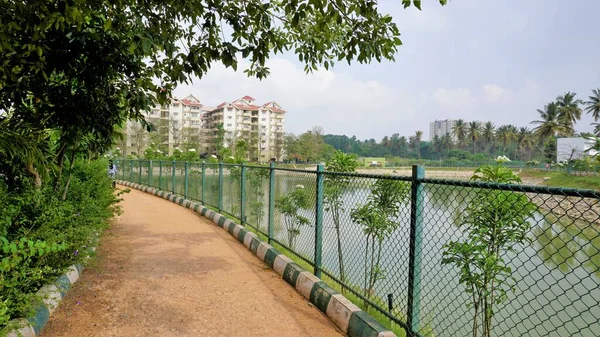 Bangalore, Karnataka, Hindistan: 23 Nisan 2022: BBMP Kalena Agrahara Gölü 'nün güzel manzarası. Yedi dönüm araziye tatlı su ve yoğun yeşil göl serpiştir. MPLADS fonuyla Nirmala Sitharaman tarafından yenilenmiş. MP Yerel Alan Geliştirme Şeması.