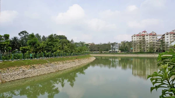 印度卡纳塔克邦班加罗尔 2022年4月23日 Bbmp Kalena Agrahara湖美景 分布在7英亩的土地上 有淡水 茂密的绿树湖水 由Nirmala Sitharaman通过其Mplads基金恢复 — 图库照片