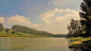 Çam ormanı, Ooty, Tamilnadu, Hindistan 'dan Sandynulla Gölü' nün güzel manzarası. Güney Hindistan 'ın en sevdiği balayı yeri..