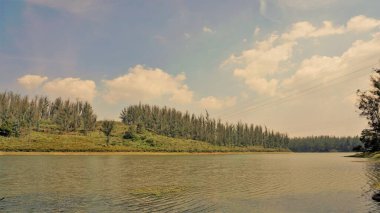 Çam ormanı, Ooty, Tamilnadu, Hindistan 'dan Sandynulla Gölü' nün güzel manzarası. Güney Hindistan 'ın en sevdiği balayı yeri..