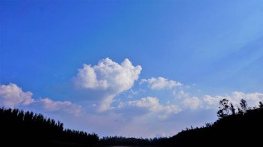 Pykara Gölü, Ooty, Tamilnadu 'nun güzel manzarası. Gökyüzünün muhteşem manzarası, su ve tekne yolculuğundan görülebilen yeşil çalılar. Güney Hindistan 'daki en iyi balayı yeri..