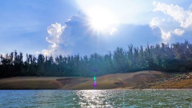 Pykara Gölü, Ooty, Tamilnadu 'nun güzel manzarası. Gökyüzünün muhteşem manzarası, su ve tekne yolculuğundan görülebilen yeşil çalılar. Güney Hindistan 'daki en iyi balayı yeri..