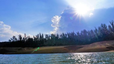 Pykara Gölü, Ooty, Tamilnadu 'nun güzel manzarası. Gökyüzünün muhteşem manzarası, su ve tekne yolculuğundan görülebilen yeşil çalılar. Güney Hindistan 'daki en iyi balayı yeri..