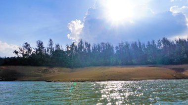 Pykara Gölü, Ooty, Tamilnadu 'nun güzel manzarası. Gökyüzünün muhteşem manzarası, su ve tekne yolculuğundan görülebilen yeşil çalılar. Güney Hindistan 'daki en iyi balayı yeri..