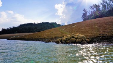 Pykara Gölü, Ooty, Tamilnadu 'nun güzel manzarası. Gökyüzünün muhteşem manzarası, su ve tekne yolculuğundan görülebilen yeşil çalılar. Güney Hindistan 'daki en iyi balayı yeri..
