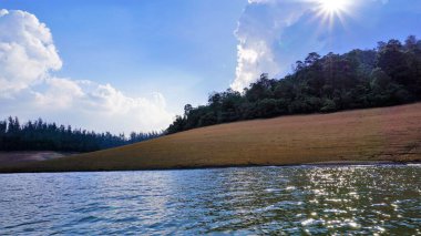 Pykara Gölü, Ooty, Tamilnadu 'nun güzel manzarası. Gökyüzünün muhteşem manzarası, su ve tekne yolculuğundan görülebilen yeşil çalılar. Güney Hindistan 'daki en iyi balayı yeri..