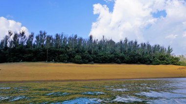 Pykara Gölü, Ooty, Tamilnadu 'nun güzel manzarası. Gökyüzünün muhteşem manzarası, su ve tekne yolculuğundan görülebilen yeşil çalılar. Güney Hindistan 'daki en iyi balayı yeri..