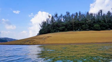 Pykara Gölü, Ooty, Tamilnadu 'nun güzel manzarası. Gökyüzünün muhteşem manzarası, su ve tekne yolculuğundan görülebilen yeşil çalılar. Güney Hindistan 'daki en iyi balayı yeri..