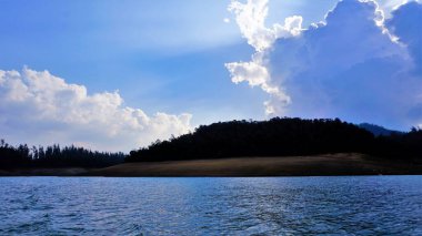 Pykara Gölü, Ooty, Tamilnadu 'nun güzel manzarası. Gökyüzünün muhteşem manzarası, su ve tekne yolculuğundan görülebilen yeşil çalılar. Güney Hindistan 'daki en iyi balayı yeri..