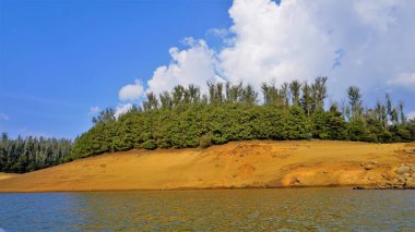 Pykara Gölü, Ooty, Tamilnadu 'nun güzel manzarası. Gökyüzünün muhteşem manzarası, su ve tekne yolculuğundan görülebilen yeşil çalılar. Güney Hindistan 'daki en iyi balayı yeri..