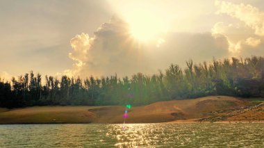 Günbatımında Pykara Gölü, Ooty, Tamilnadu 'nun güzel manzarası. Gökyüzü manzarası, su, gün batımı ve tekne yolculuğundan görülebilen yeşil çalılar. Güney Hindistan 'daki en iyi balayı yeri..