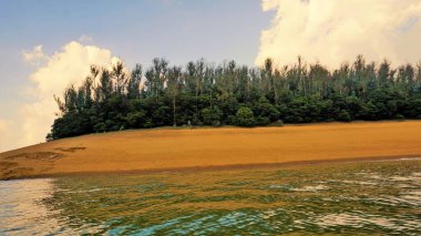 Günbatımında Pykara Gölü, Ooty, Tamilnadu 'nun güzel manzarası. Gökyüzü manzarası, su, gün batımı ve tekne yolculuğundan görülebilen yeşil çalılar. Güney Hindistan 'daki en iyi balayı yeri..