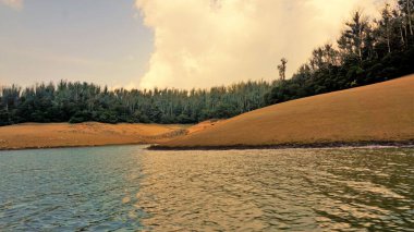 Günbatımında Pykara Gölü, Ooty, Tamilnadu 'nun güzel manzarası. Gökyüzü manzarası, su, gün batımı ve tekne yolculuğundan görülebilen yeşil çalılar. Güney Hindistan 'daki en iyi balayı yeri..