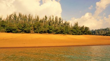 Günbatımında Pykara Gölü, Ooty, Tamilnadu 'nun güzel manzarası. Gökyüzü manzarası, su, gün batımı ve tekne yolculuğundan görülebilen yeşil çalılar. Güney Hindistan 'daki en iyi balayı yeri..