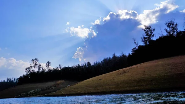 Pykara Gölü, Ooty, Tamilnadu 'nun güzel manzarası. Gökyüzünün muhteşem manzarası, su ve tekne yolculuğundan görülebilen yeşil çalılar. Güney Hindistan 'daki en iyi balayı yeri..