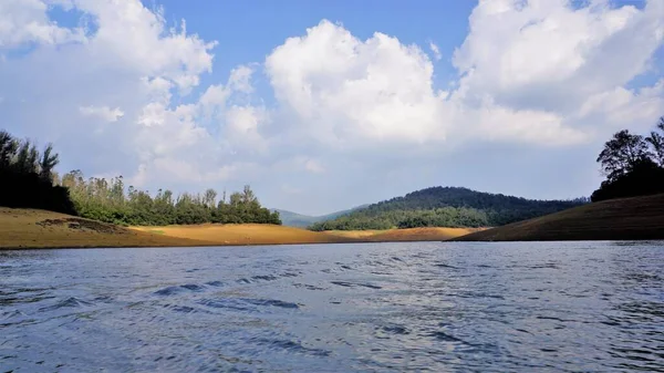 皮卡拉湖 奥蒂湖 泰米尔纳德河的美丽景色 从乘船可以看到美丽的天空 水和绿色灌木丛的风景 印度南部最好的蜜月目的地 — 图库照片