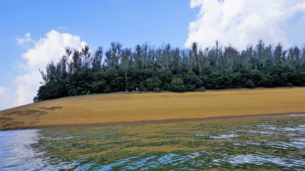 Pykara Gölü, Ooty, Tamilnadu 'nun güzel manzarası. Gökyüzünün muhteşem manzarası, su ve tekne yolculuğundan görülebilen yeşil çalılar. Güney Hindistan 'daki en iyi balayı yeri..
