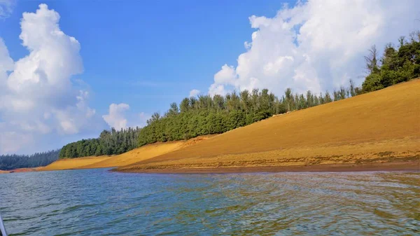Pykara Gölü, Ooty, Tamilnadu 'nun güzel manzarası. Gökyüzünün muhteşem manzarası, su ve tekne yolculuğundan görülebilen yeşil çalılar. Güney Hindistan 'daki en iyi balayı yeri..