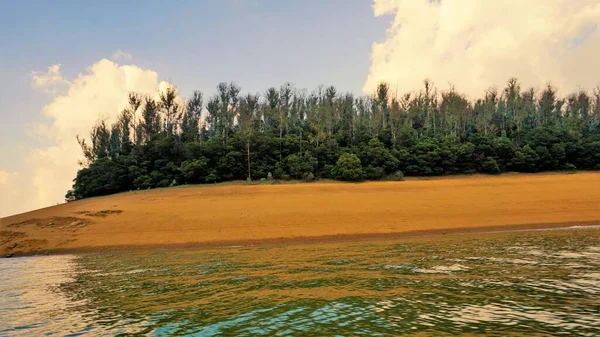Günbatımında Pykara Gölü, Ooty, Tamilnadu 'nun güzel manzarası. Gökyüzü manzarası, su, gün batımı ve tekne yolculuğundan görülebilen yeşil çalılar. Güney Hindistan 'daki en iyi balayı yeri..
