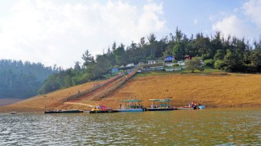 Ooty, Tamilnadu, Hindistan-30 Nisan 2022: Pykara Gölü, Ooty, Tamilnadu 'da tekne gezisi. Turistler için müthiş bir deneyim..