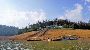 Ooty, Tamilnadu, Hindistan-30 Nisan 2022: Pykara Gölü, Ooty, Tamilnadu 'da tekne gezisi. Turistler için müthiş bir deneyim..