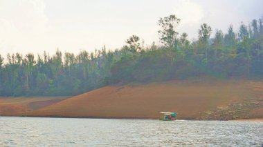Ooty, Tamilnadu, Hindistan-30 Nisan 2022: Turistler güzel Pykara Gölü, Ooty, Tamilnadu 'da tekne turunun keyfini çıkarıyorlar. Turistler için müthiş bir deneyim..
