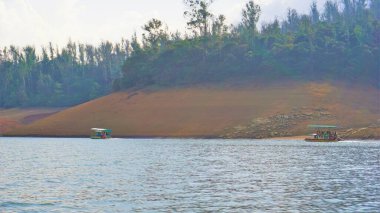 Ooty, Tamilnadu, Hindistan-30 Nisan 2022: Turistler güzel Pykara Gölü, Ooty, Tamilnadu 'da tekne turunun keyfini çıkarıyorlar. Turistler için müthiş bir deneyim..