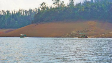 Ooty, Tamilnadu, Hindistan-30 Nisan 2022: Turistler güzel Pykara Gölü, Ooty, Tamilnadu 'da tekne turunun keyfini çıkarıyorlar. Turistler için müthiş bir deneyim..