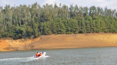 Ooty, Tamilnadu, Hindistan-30 Nisan 2022: Turistler güzel Pykara Gölü, Ooty, Tamilnadu 'da tekne turunun keyfini çıkarıyorlar. Turistler için müthiş bir deneyim..