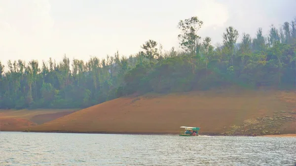 Ooty, Tamilnadu, Hindistan-30 Nisan 2022: Turistler güzel Pykara Gölü, Ooty, Tamilnadu 'da tekne turunun keyfini çıkarıyorlar. Turistler için müthiş bir deneyim..