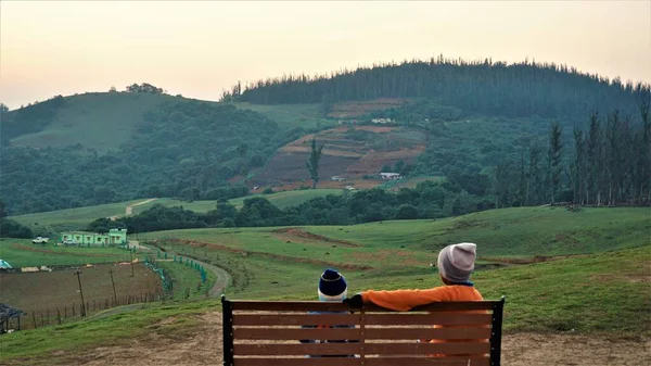 Ooty Tamilnadu India April 2022 観光客は 日没時にOotyのWenlockダウン9マイルの撮影ポイントの美しい景色を楽しんでいます 観光客が夕方に訪れる必要があります — ストック写真