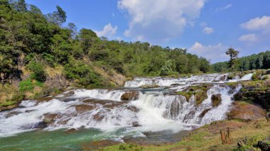 Pykara Şelaleleri, Ooty, Tamilnadu 'nun güzel manzaraları. Güney Hindistan 'daki en iyi balayı yeri.