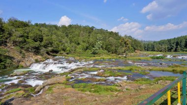 Pykara Şelaleleri, Ooty, Tamilnadu 'nun güzel manzaraları. Güney Hindistan 'daki en iyi balayı yeri.