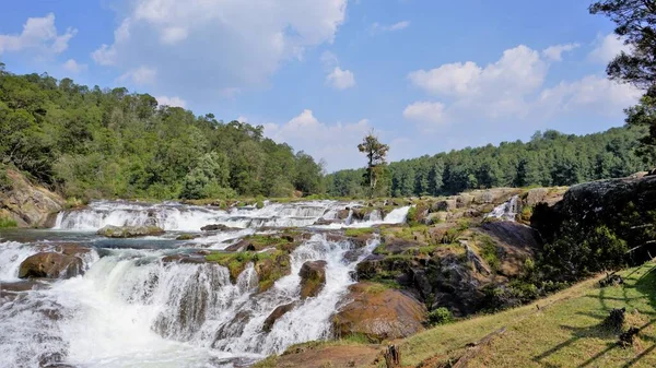 Pykara Şelaleleri, Ooty, Tamilnadu 'nun güzel manzaraları. Güney Hindistan 'daki en iyi balayı yeri.