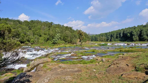 Pykara Şelaleleri, Ooty, Tamilnadu 'nun güzel manzaraları. Güney Hindistan 'daki en iyi balayı yeri.