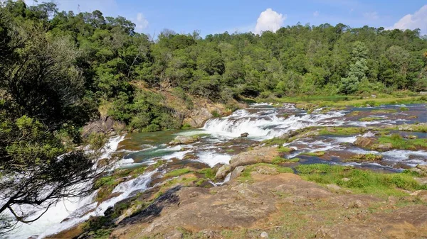 Pykara Şelaleleri, Ooty, Tamilnadu 'nun güzel manzaraları. Güney Hindistan 'daki en iyi balayı yeri.