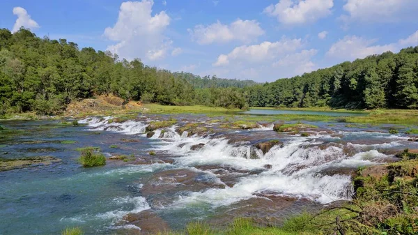 Pykara Şelaleleri, Ooty, Tamilnadu 'nun güzel manzaraları. Güney Hindistan 'daki en iyi balayı yeri.