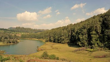 Pykara Şelaleleri, Ooty, Tamilnadu 'nun güzel manzaraları. Gün batımında akan su. Güney Hindistan ve Asya 'daki en iyi balayı yeri..