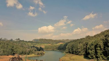 Pykara Şelaleleri, Ooty, Tamilnadu 'nun güzel manzaraları. Gün batımında akan su. Güney Hindistan ve Asya 'daki en iyi balayı yeri..