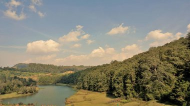 Pykara Şelaleleri, Ooty, Tamilnadu 'nun güzel manzaraları. Gün batımında akan su. Güney Hindistan ve Asya 'daki en iyi balayı yeri..
