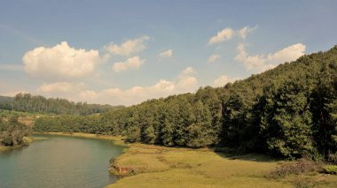 Pykara Şelaleleri, Ooty, Tamilnadu 'nun güzel manzaraları. Gün batımında akan su. Güney Hindistan ve Asya 'daki en iyi balayı yeri..