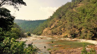 Pykara Şelaleleri, Ooty, Tamilnadu 'nun güzel manzaraları. Gün batımında akan su. Güney Hindistan ve Asya 'daki en iyi balayı yeri..