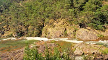 Pykara Şelaleleri, Ooty, Tamilnadu 'nun güzel manzaraları. Gün batımında akan su. Güney Hindistan ve Asya 'daki en iyi balayı yeri..