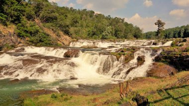 Pykara Şelaleleri, Ooty, Tamilnadu 'nun güzel manzaraları. Gün batımında akan su. Güney Hindistan ve Asya 'daki en iyi balayı yeri..