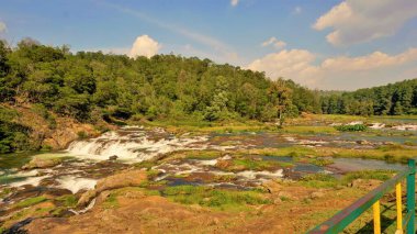 Pykara Şelaleleri, Ooty, Tamilnadu 'nun güzel manzaraları. Gün batımında akan su. Güney Hindistan ve Asya 'daki en iyi balayı yeri..