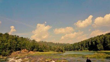 Pykara Şelaleleri, Ooty, Tamilnadu 'nun güzel manzaraları. Gün batımında akan su. Güney Hindistan ve Asya 'daki en iyi balayı yeri..