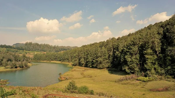 Pykara Şelaleleri, Ooty, Tamilnadu 'nun güzel manzaraları. Gün batımında akan su. Güney Hindistan ve Asya 'daki en iyi balayı yeri..