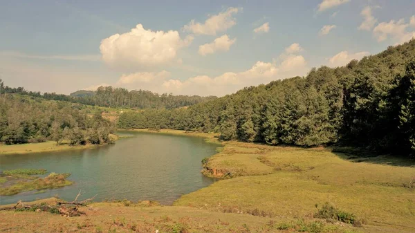Pykara Şelaleleri, Ooty, Tamilnadu 'nun güzel manzaraları. Gün batımında akan su. Güney Hindistan ve Asya 'daki en iyi balayı yeri..